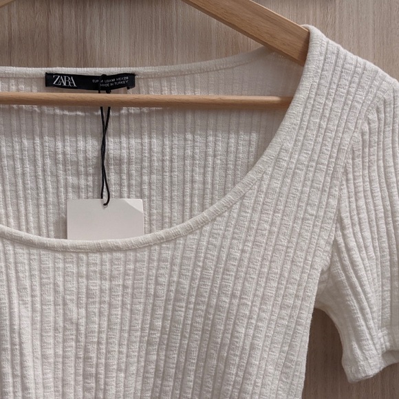 Hello, I’m selling this Zara t-shirt, NEW NEVER WORN BEFORE!! - Picture 2 of 2